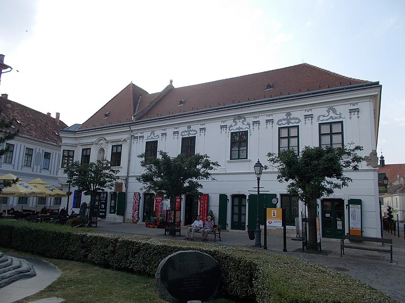 Keddtől visszaáll az eredeti forgalmi rend a Jókai és az Oskola utcában